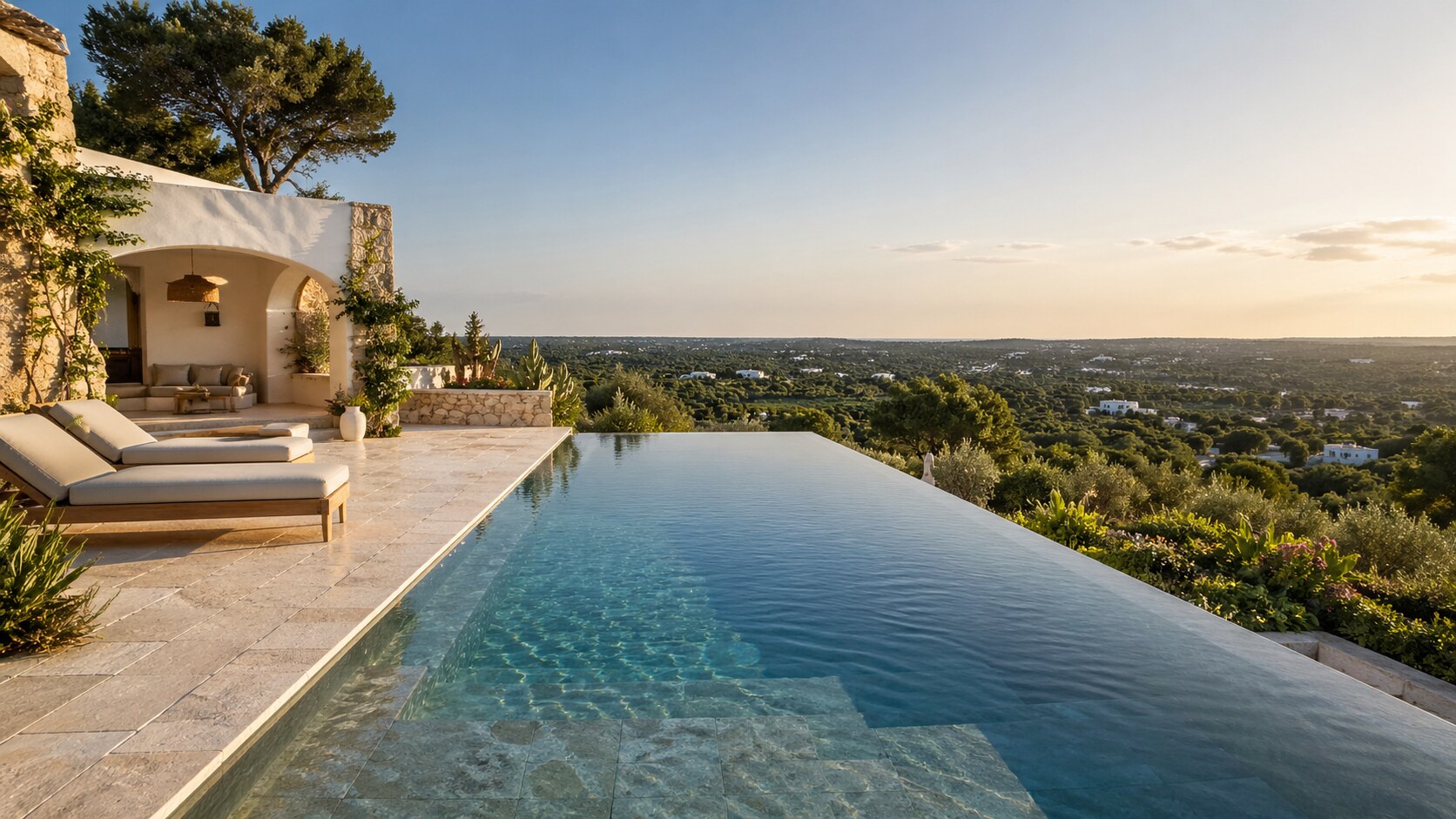 Piscina a sfioro con vista panoramica in campagna pugliese